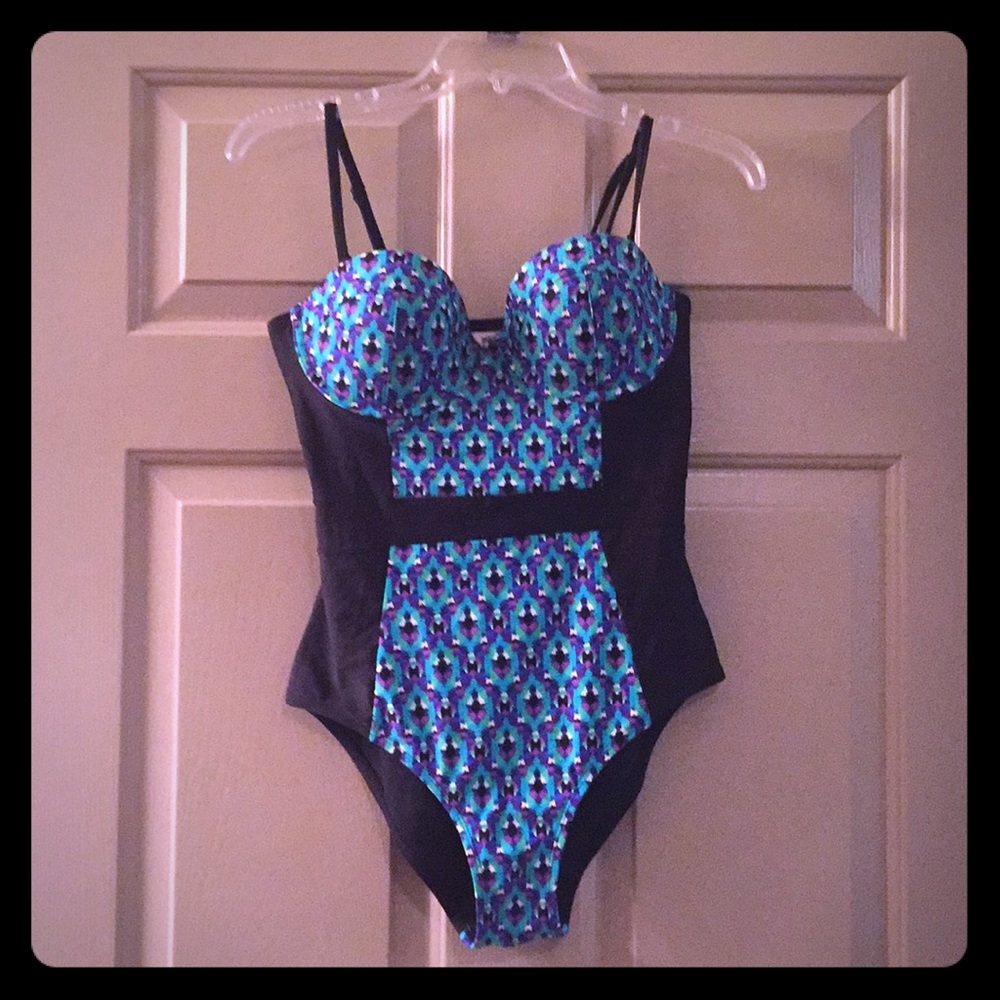 💟 One piece bathing suit with bra top.